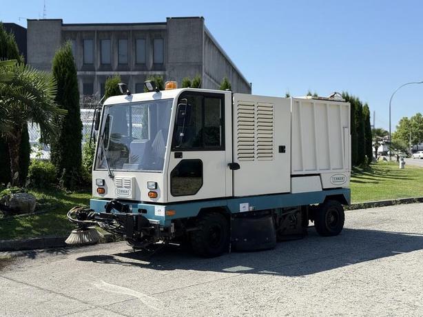 2001 Tennant 830-II Street Sweeper Diesel image 5
