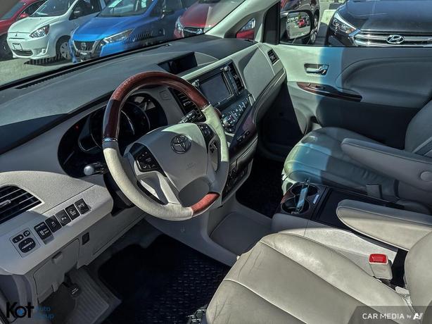 2014 Toyota Sienna LIMITED AWD LEATHER! SUNROOF! BACKUP CAMERA! ONE OWNER! image 6
