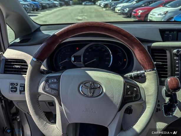 2014 Toyota Sienna LIMITED AWD LEATHER! SUNROOF! BACKUP CAMERA! ONE OWNER! image 7
