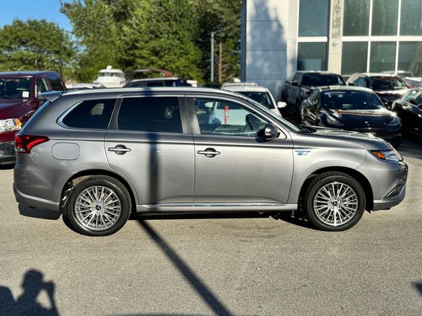 2022 Mitsubishi Outlander PHEV SE - One Owner, Power Seats, Blind Spot Warning image 4