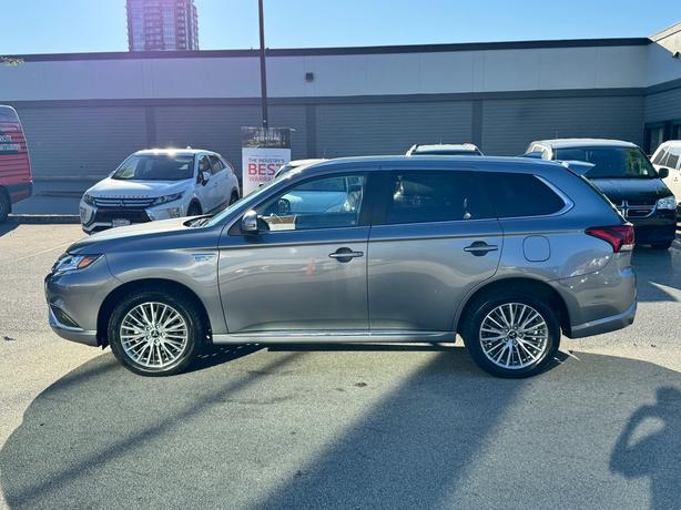 2022 Mitsubishi Outlander PHEV SE - One Owner, Power Seats, Blind Spot Warning image 8