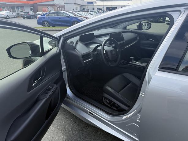 2023 Toyota Prius XLE AWD Hybrid - Power Drivers Seat & ABS Brakes image 6