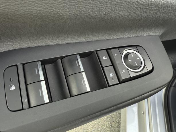 2023 Toyota Prius XLE AWD Hybrid - Power Drivers Seat & ABS Brakes image 7