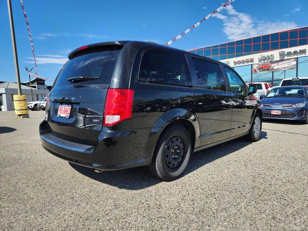 2020 Dodge Grand Caravan SXT image 3