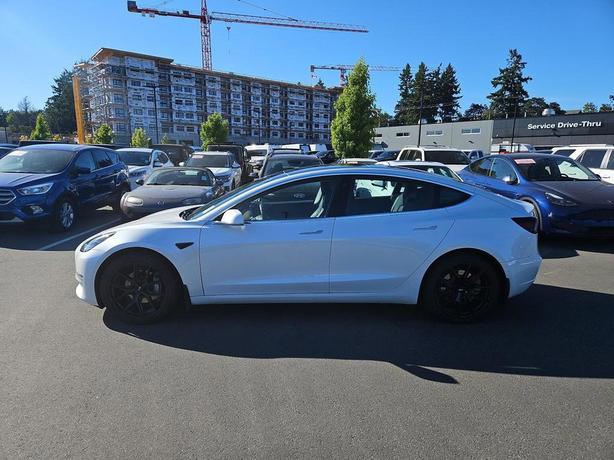 2020 Tesla Model 3 Long Range AWD | Heated Seats! image 3