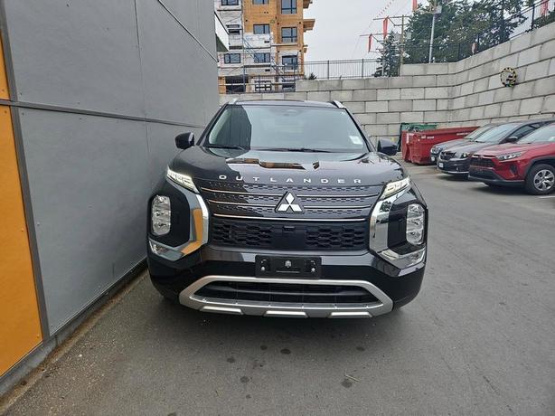 2023 Mitsubishi Outlander SE | One Owner | No Reported Accidents! image 2