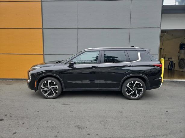 2023 Mitsubishi Outlander SE | One Owner | No Reported Accidents! image 3