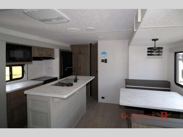 Used 2025 Coachmen RV Freedom Express Ultra Lite 320BHDS image 8