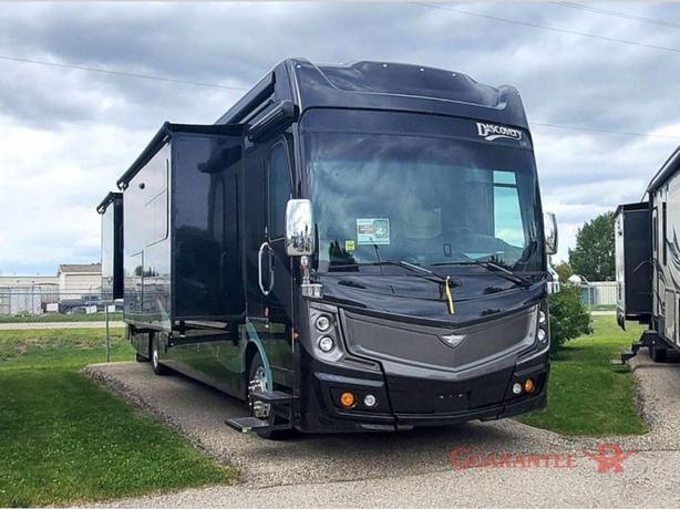Used 2019 Fleetwood RV Discovery LXE 40D image 1
