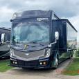Used 2019 Fleetwood RV Discovery LXE 40D thumbnail image 3