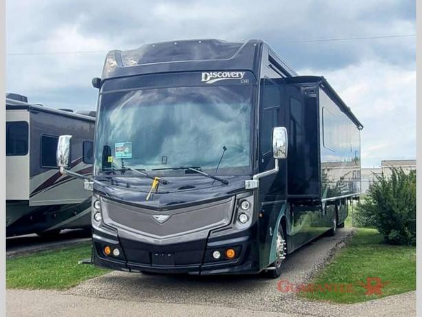 Used 2019 Fleetwood RV Discovery LXE 40D image 3