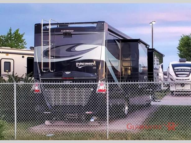 Used 2019 Fleetwood RV Discovery LXE 40D image 4