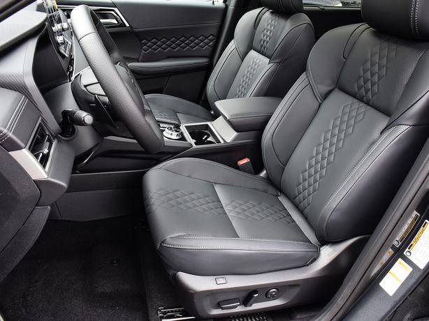 2025 Mitsubishi Outlander PHEV Noir - $10,000 Discount, Manager Demo! image 8