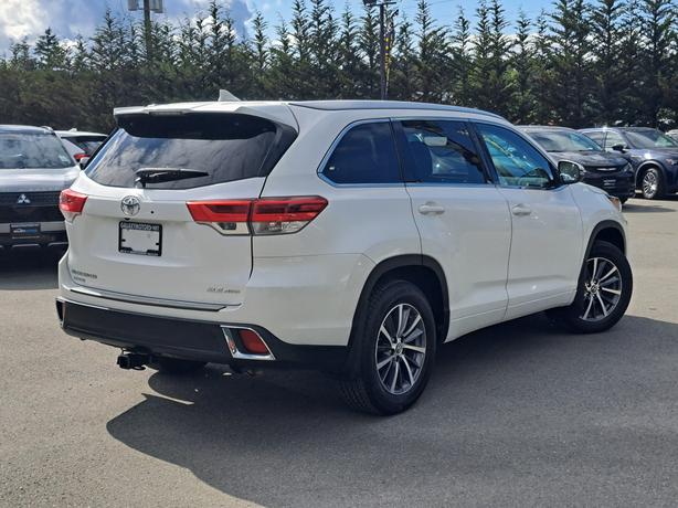 2017 Toyota Highlander XLE AWD - Nav, Heated Seats, Moonroof image 6
