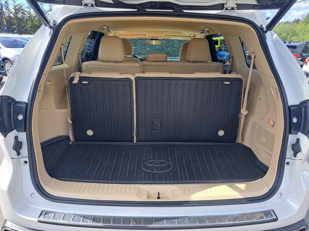 2017 Toyota Highlander XLE AWD - Nav, Heated Seats, Moonroof image 8