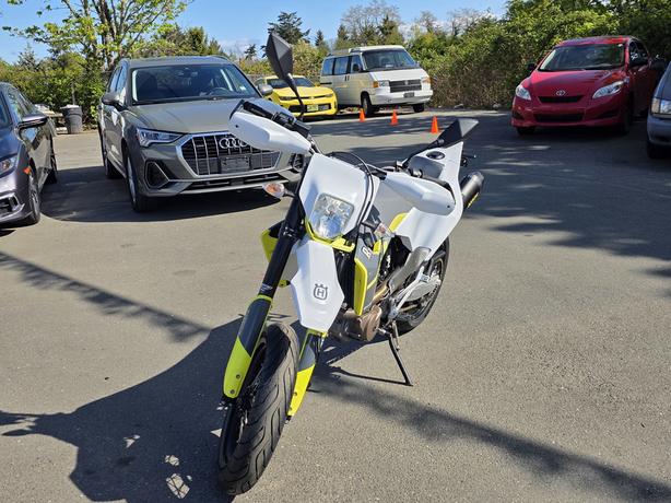 2021 Husqvarna Super Moto 701 image 2