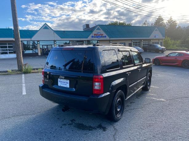 2010 Jeep  Patriot Sport 4cyl manual 4x4 image 4