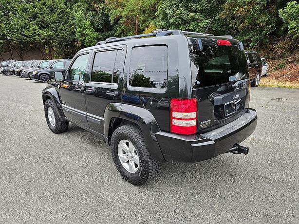 2009 Jeep  Liberty Sport image 3