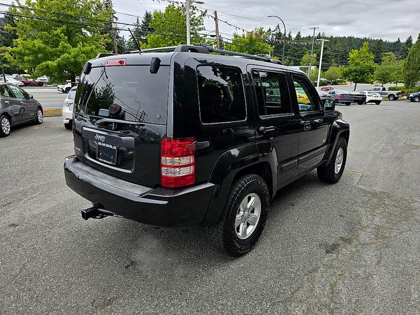 2009 Jeep  Liberty Sport image 4