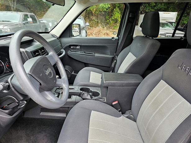 2009 Jeep  Liberty Sport image 7