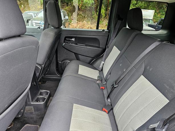 2009 Jeep  Liberty Sport image 8