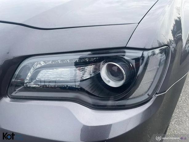 2017 CHRYSLER 300 image 8