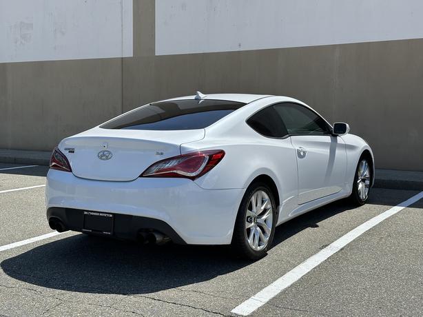 2016 Hyundai Genesis image 8