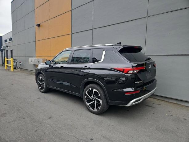 2023 Mitsubishi Outlander SE | One Owner | No Reported Accidents! image 4