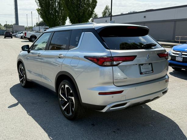 2025 Mitsubishi Outlander PHEV SEL - $10,000 Discount, Manager Demo! image 7