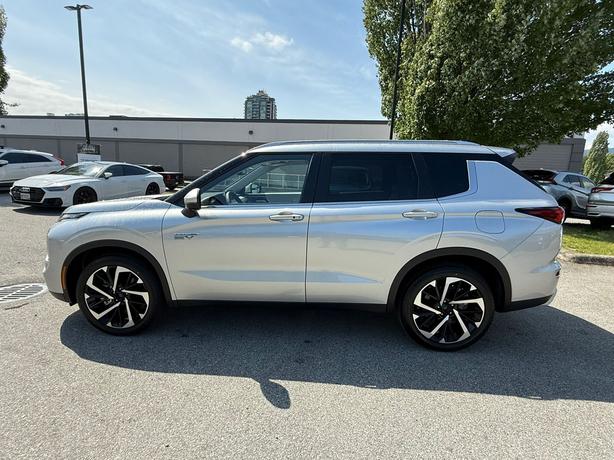 2025 Mitsubishi Outlander PHEV SEL - $10,000 Discount, Manager Demo! image 8