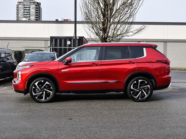 2025 Mitsubishi Outlander PHEV SEL - $10,000 Discount, Manager Demo! image 2