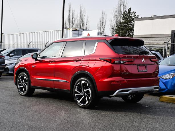 2025 Mitsubishi Outlander PHEV SEL - $10,000 Discount, Manager Demo! image 3