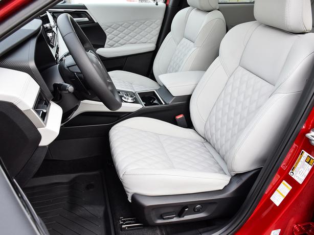 2025 Mitsubishi Outlander PHEV SEL - $10,000 Discount, Manager Demo! image 8