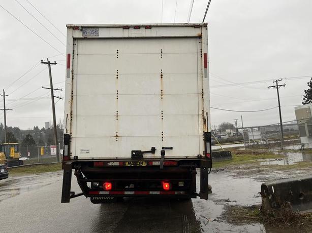 2006 GMC F7B042 20 Foot Cube Van Diesel With Power Tailgate image 4