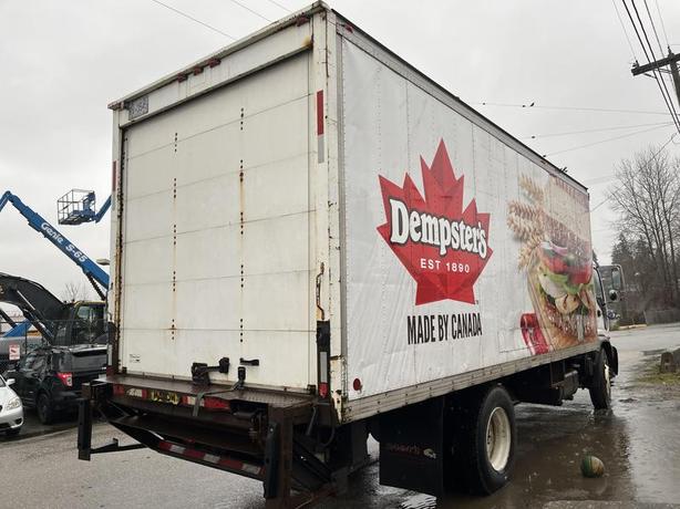 2006 GMC F7B042 20 Foot Cube Van Diesel With Power Tailgate image 5