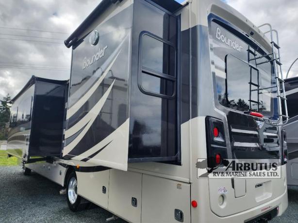 Used 2017 Fleetwood RV Bounder 36Y image 3