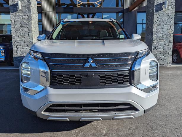 2024 Mitsubishi Outlander SE - No Accidents, 4x4, Heated Seats, Sunroof image 3