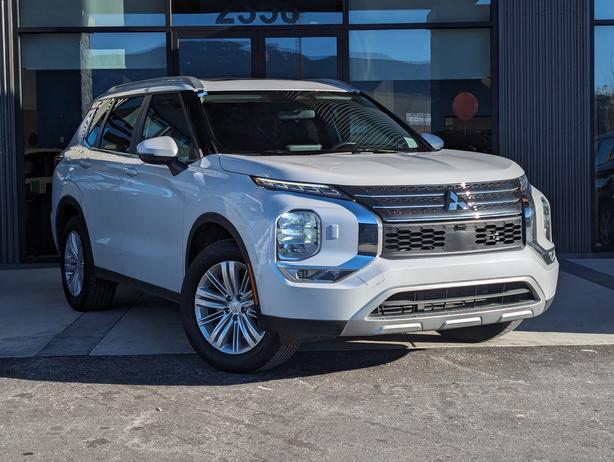 2024 Mitsubishi Outlander SE - No Accidents, 4x4, Heated Seats, Sunroof image 4