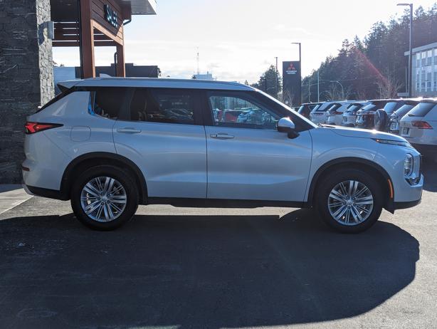 2024 Mitsubishi Outlander SE - No Accidents, 4x4, Heated Seats, Sunroof image 5