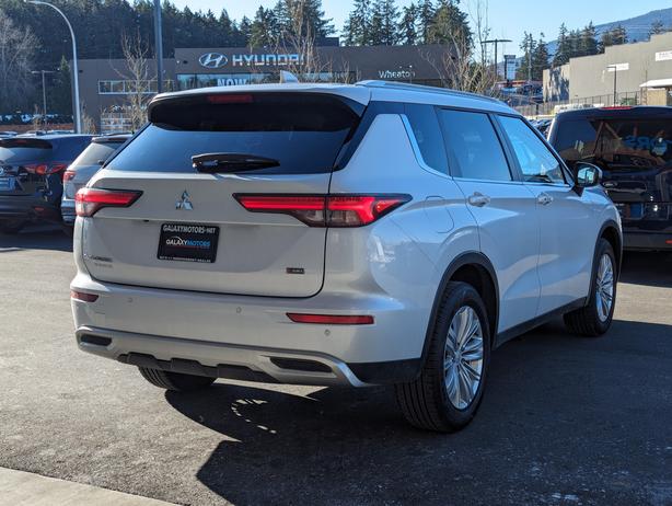2024 Mitsubishi Outlander SE - No Accidents, 4x4, Heated Seats, Sunroof image 6