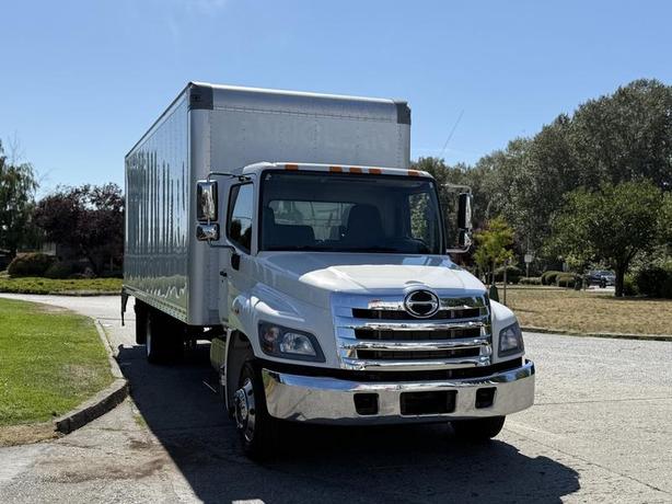 2020 Hino 268 24-Foot Diesel Cube Van with Power Tail Gate image 2