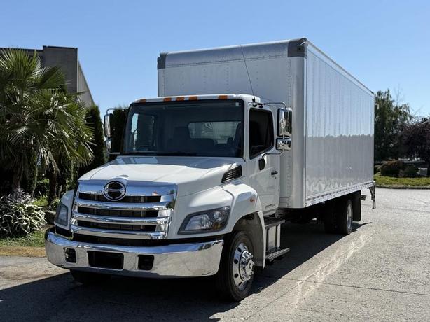 2020 Hino 268 24-Foot Diesel Cube Van with Power Tail Gate image 4