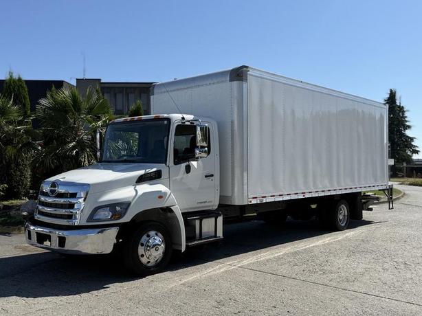 2020 Hino 268 24-Foot Diesel Cube Van with Power Tail Gate image 5