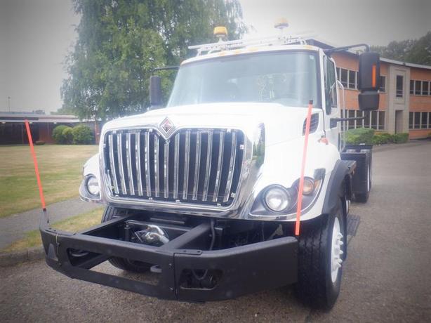 2012 International 7400 Cab and Chassis Air Brakes Dually Diesel image 4