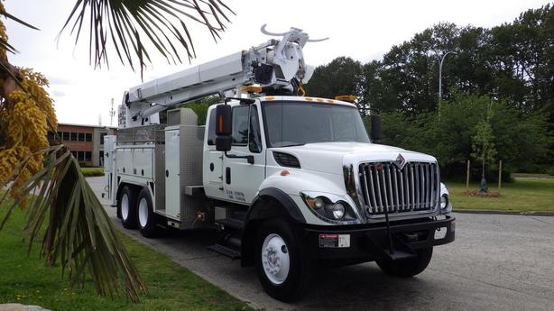 2012 International 7400 Crane/Digger Tandem Axle Air Brake image 1