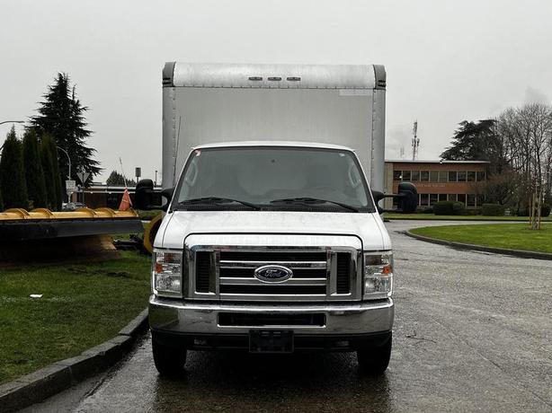 2017 Ford Econoline E-450 Econoline Super Duty 15FT Cube Van image 3