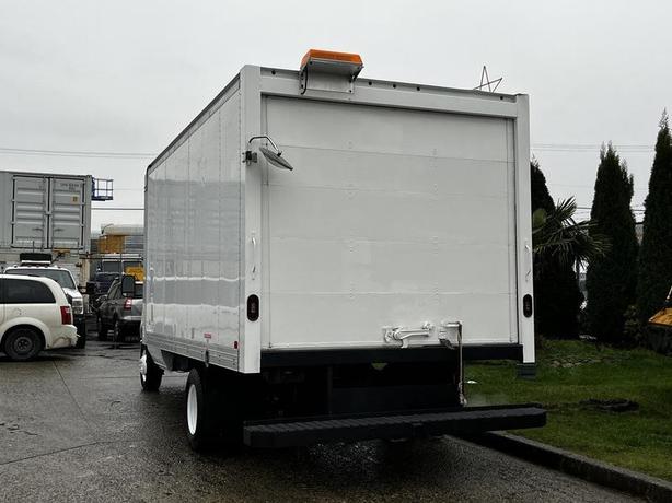 2017 Ford Econoline E-450 Econoline Super Duty 15FT Cube Van image 8