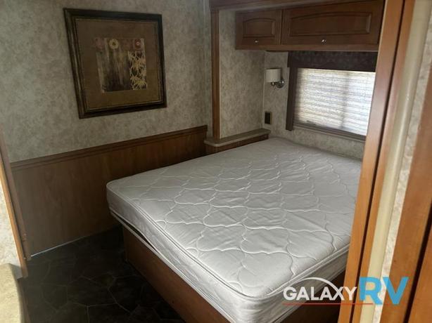 Used 2010 Winnebago Sightseer 33C image 7
