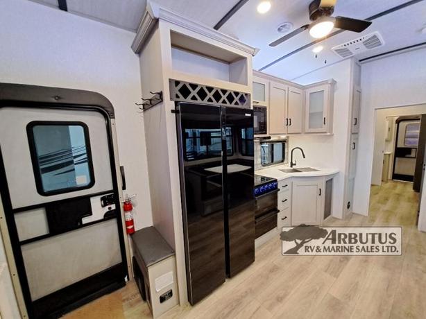 Used 2023 Forest River RV Wildwood Heritage Glen 356QB image 8