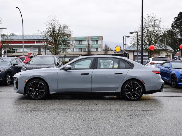 2023 BMW i7 xDrive60 - No Accidents, One Owner! image 2